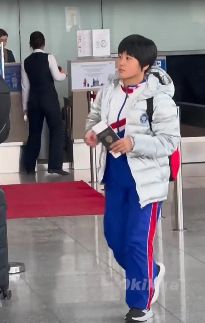 金琴英机场鞋跟事件，是换鞋还是只穿一双？这波操作，让网友。 朝鲜队，比赛鞋日常鞋