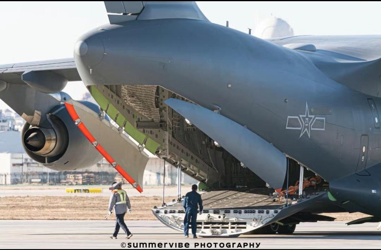 运-20B的三片式尾门，这时处于打开状态，露出了机舱的内部细节，包括货舱底部的载