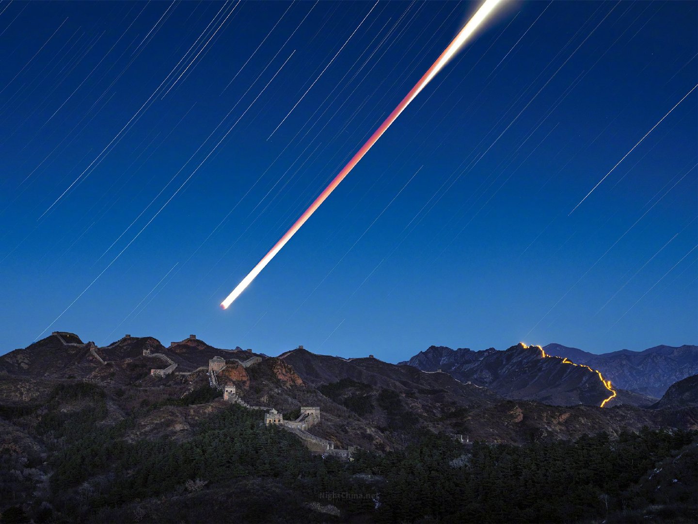 当元宵夜的月全食遇上古老的长城，星月的轨迹在天幕上交织成一幅史诗般的画卷。那道由
