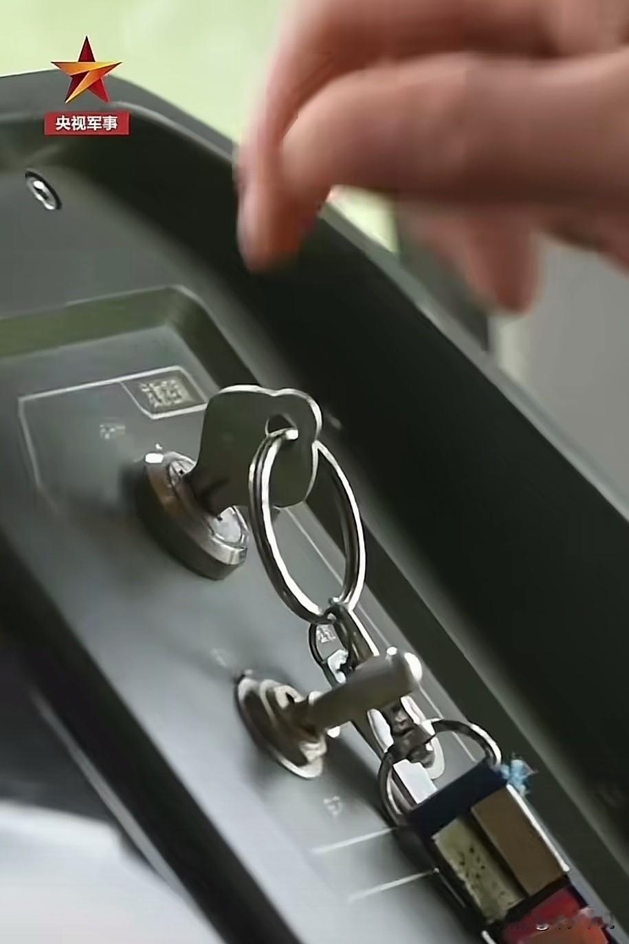 大道至简，新型火箭炮启动钥匙和我家的一模一样
今天央视新闻发布了我国新型多管火箭