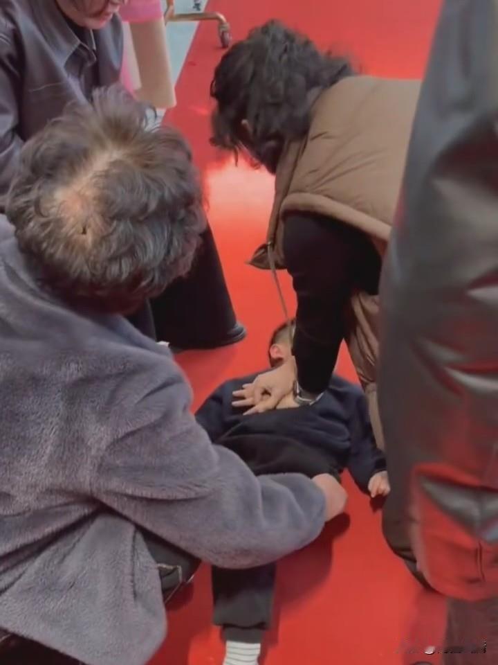 商城里挽救生命，海宁皮革城

浙江嘉兴海宁皮革城里，突然有人走着走着就晕倒在地，