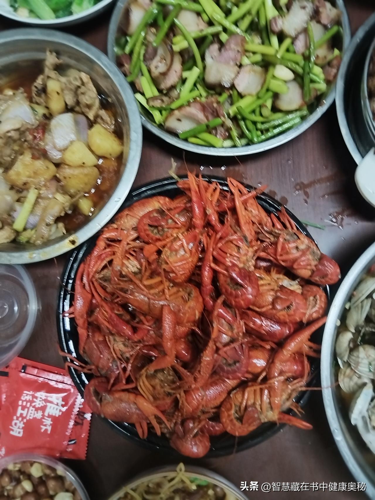 先说这小龙虾，虽是海鲜河鲜类食材，但在川人手中，却彻底褪去了清淡的底色。我们不用