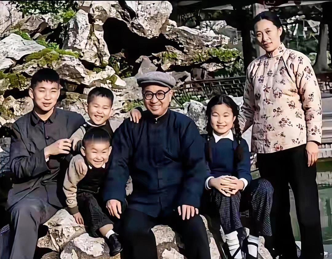 这张1961年在上海丁香花园拍摄的全家福，是陈赓大将生前最后一张全家福，无比珍贵
