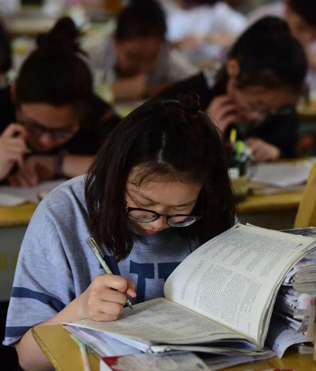 你明明可以在家看名师课堂来学习，为什么你要来学校学习呢？
 
首先，对于很多人来