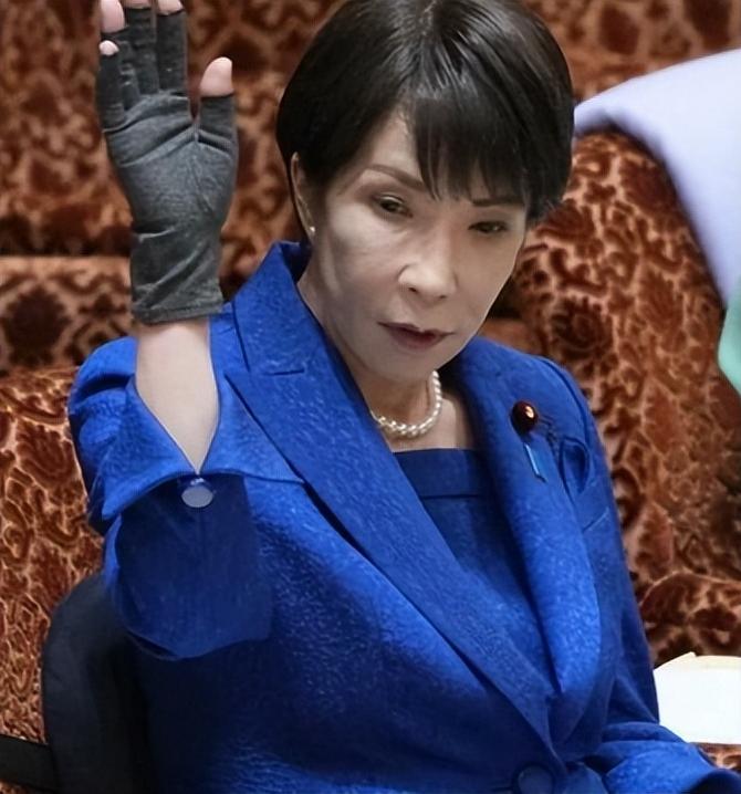 高市早苗讨好特朗普，结果被当场教做人。

刚上台半年的高市早苗，据说正处在崩溃边