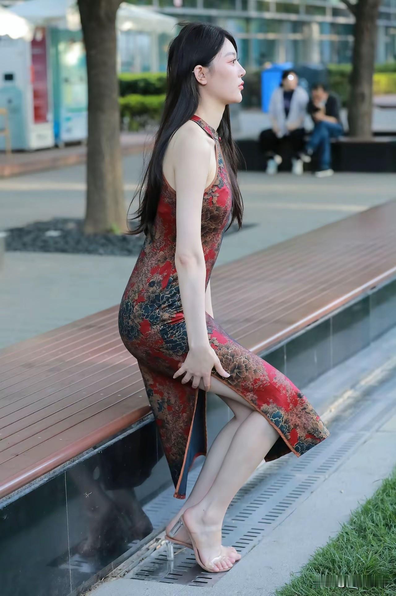 一套合身的旗袍穿搭，显得秀气又漂亮，优雅端庄脱俗大气上档次，同时又是女性魅力得以