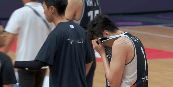 李贤重天天哭，输了就哭中国男篮时隔10年重回四强 ​​​
