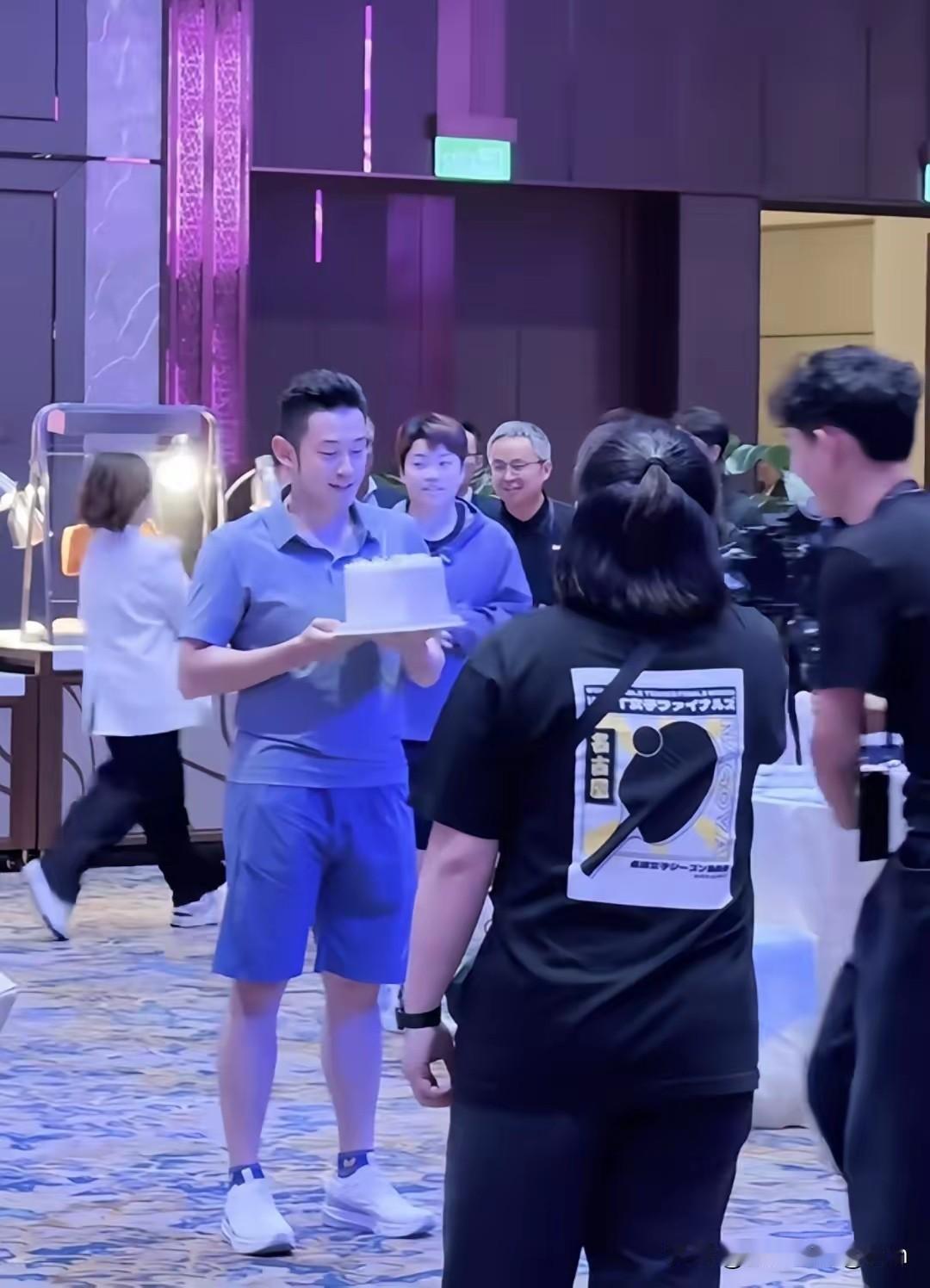 今天在澳门冠军赛的晚宴上，看到香港的大圣笑嘻嘻地捧着一个蛋糕，原来今天是他的生日