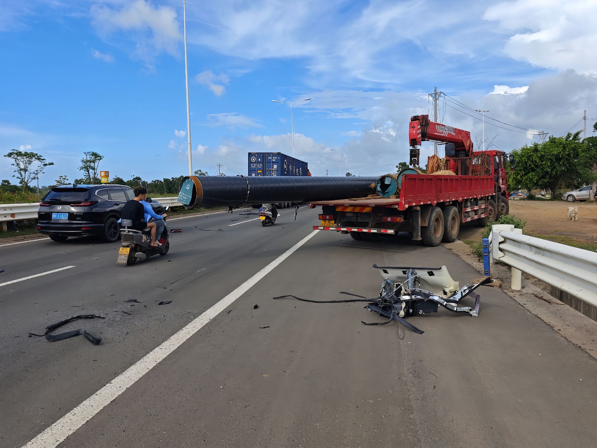 远离大货车，图6网友把车给修好了，看起来敞篷也很漂亮，比亚迪是可以退出敞篷车了[