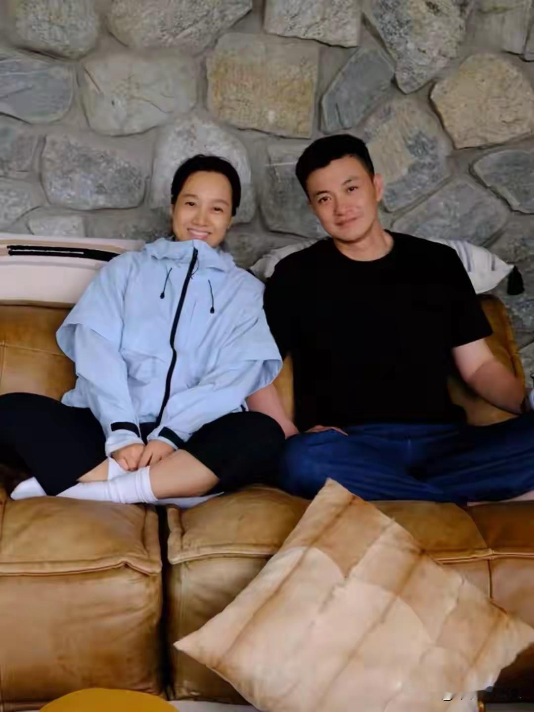 朱丹是真没有容貌焦虑了！
朱丹和周一围生了一儿一女，再也没有之前她对周一围的那种