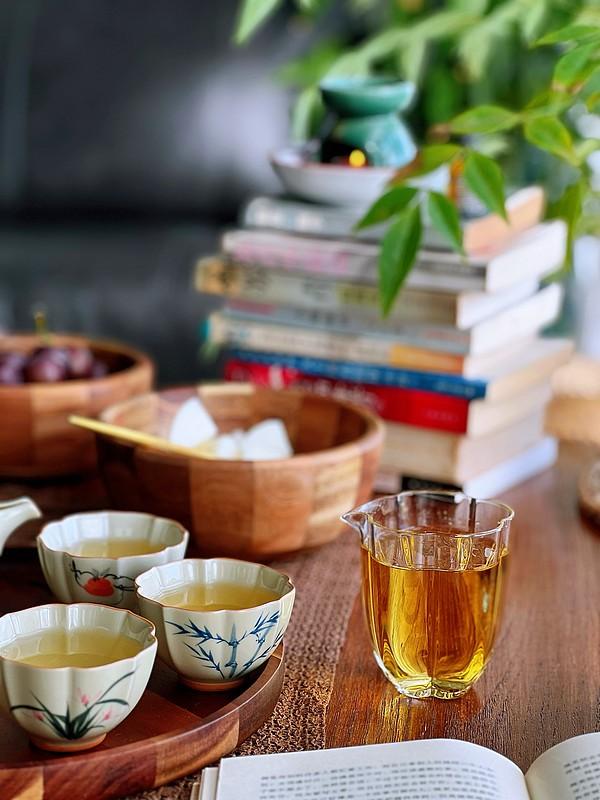 下联：有诗有酒有清欢
解析
“无”与“有”相对，正反相应；“名利烦恼”对仗“诗酒
