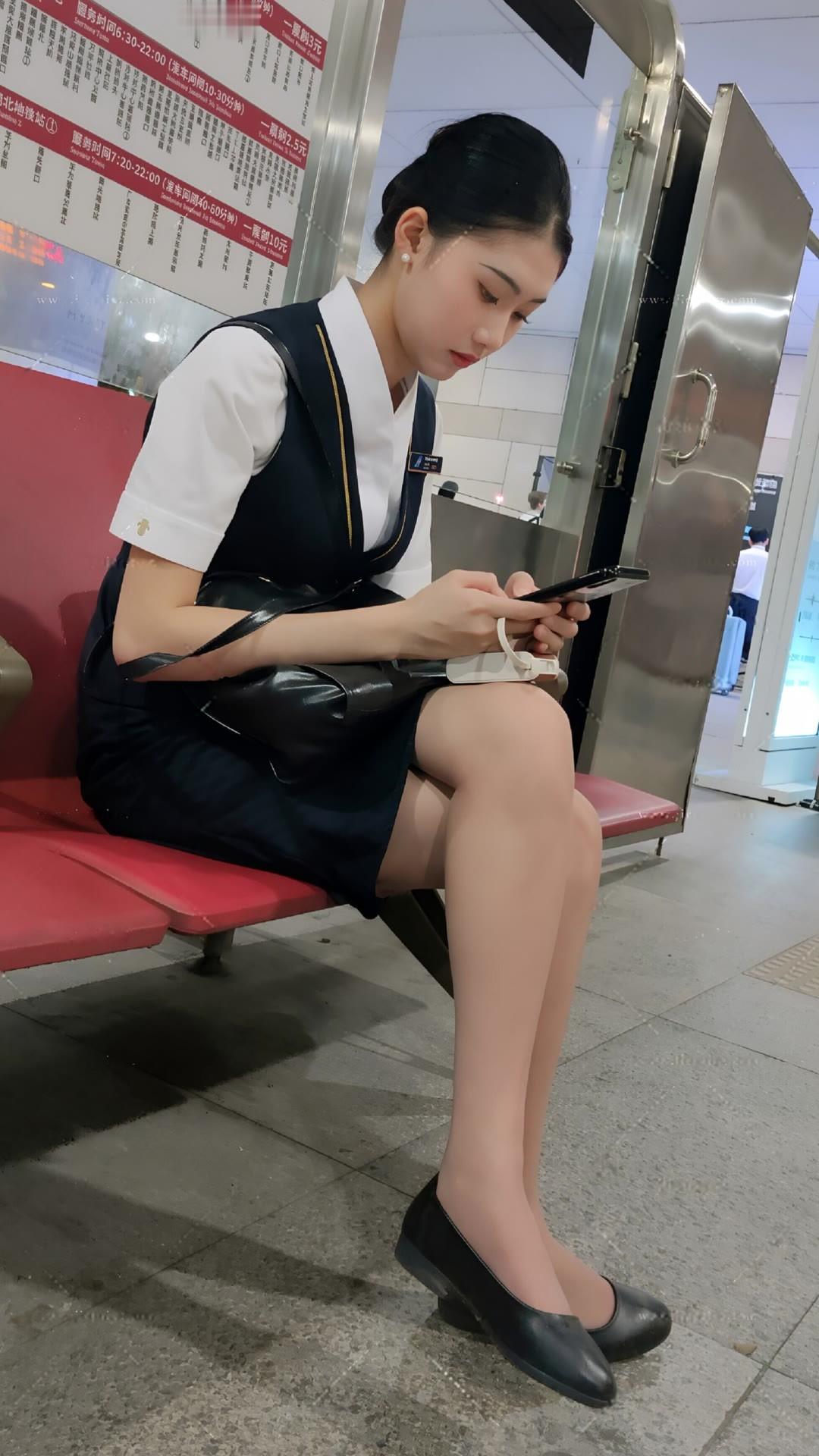 白衬衫配深色马甲短裙，搭肉色丝袜与黑平底鞋，职场通勤优雅利落。每日穿搭