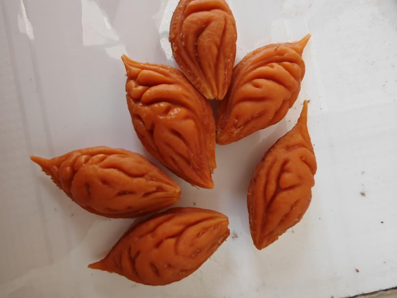 碧桃核那另类的模样，火焰纹真漂亮，颜值瞬间就上去了，谁看了能不心动？但清理它，简
