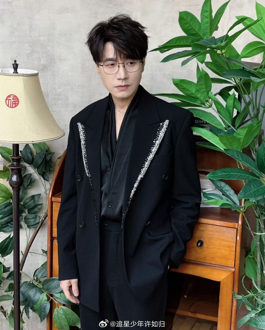 王铮亮红毯自己给自己唱BGM 别人走红毯是摆pose，王铮亮走红毯是开嗓。戏腔版