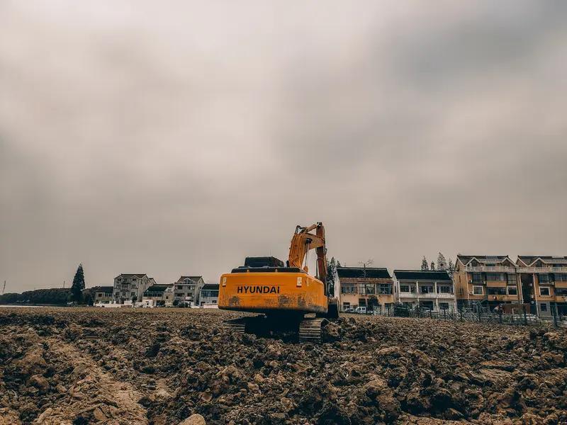 现在的社会就像一幅复杂的拼图。一方面，国家发展成果显著，改革开放40多年来，脱贫