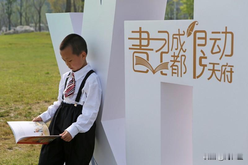 书香润心，纸页藏光：在读书日重拾纸质阅读的力量

恰逢全民读书日，谈及阅读二字，