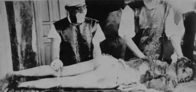 1938年，为了满足自己对女性生殖构造的好奇心，一鬼子军医让人把一女人使劲儿摁倒