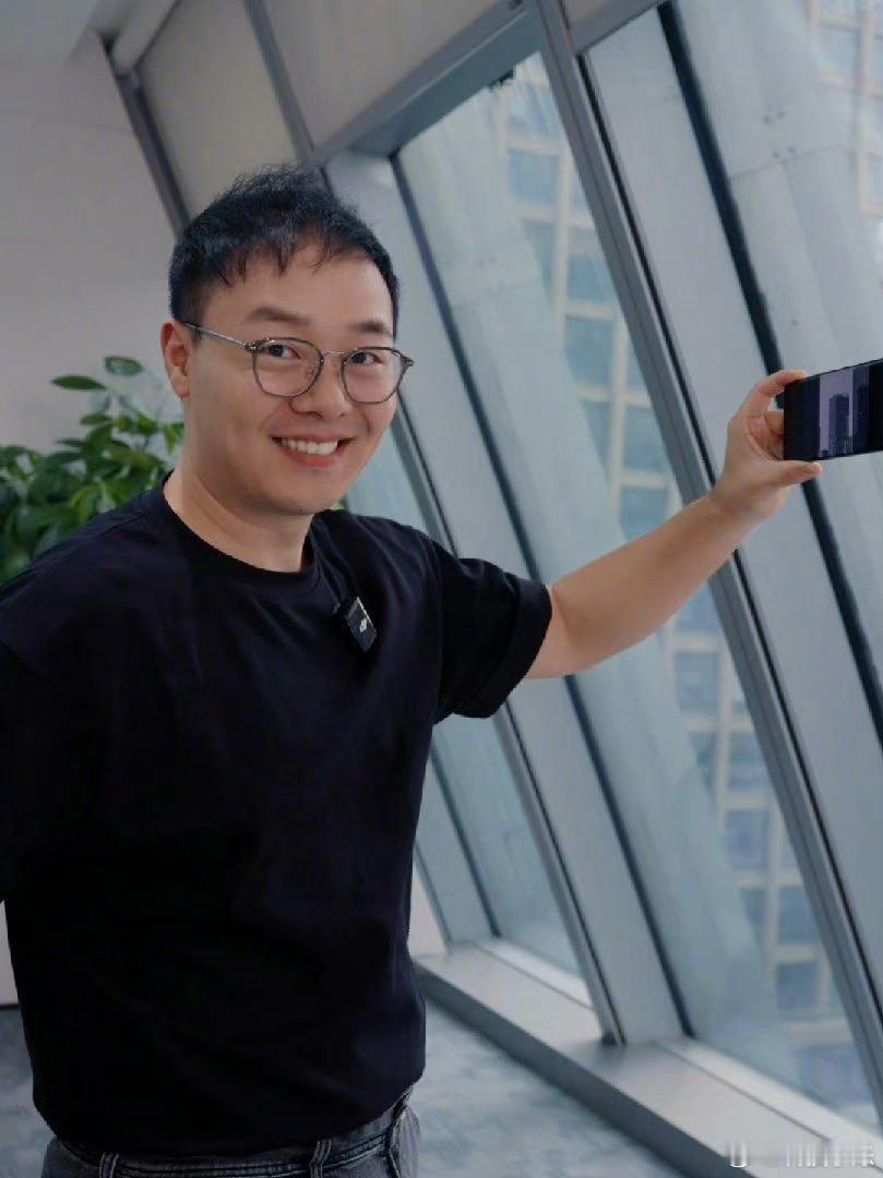 realme徐起展示手机上的固态按键，通过视频可以看到，这颗按键掌控着滑动变焦和