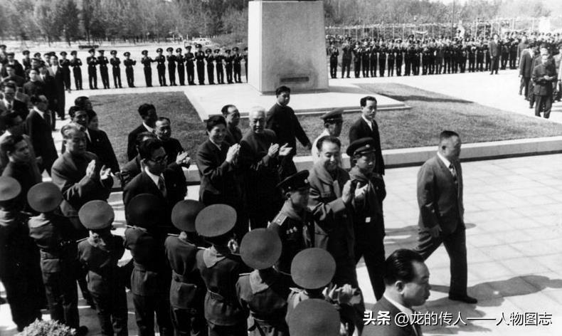 1978年5月7日上午，华国锋在红旗万景台革命学院访问时，受到七百多名学员的热烈