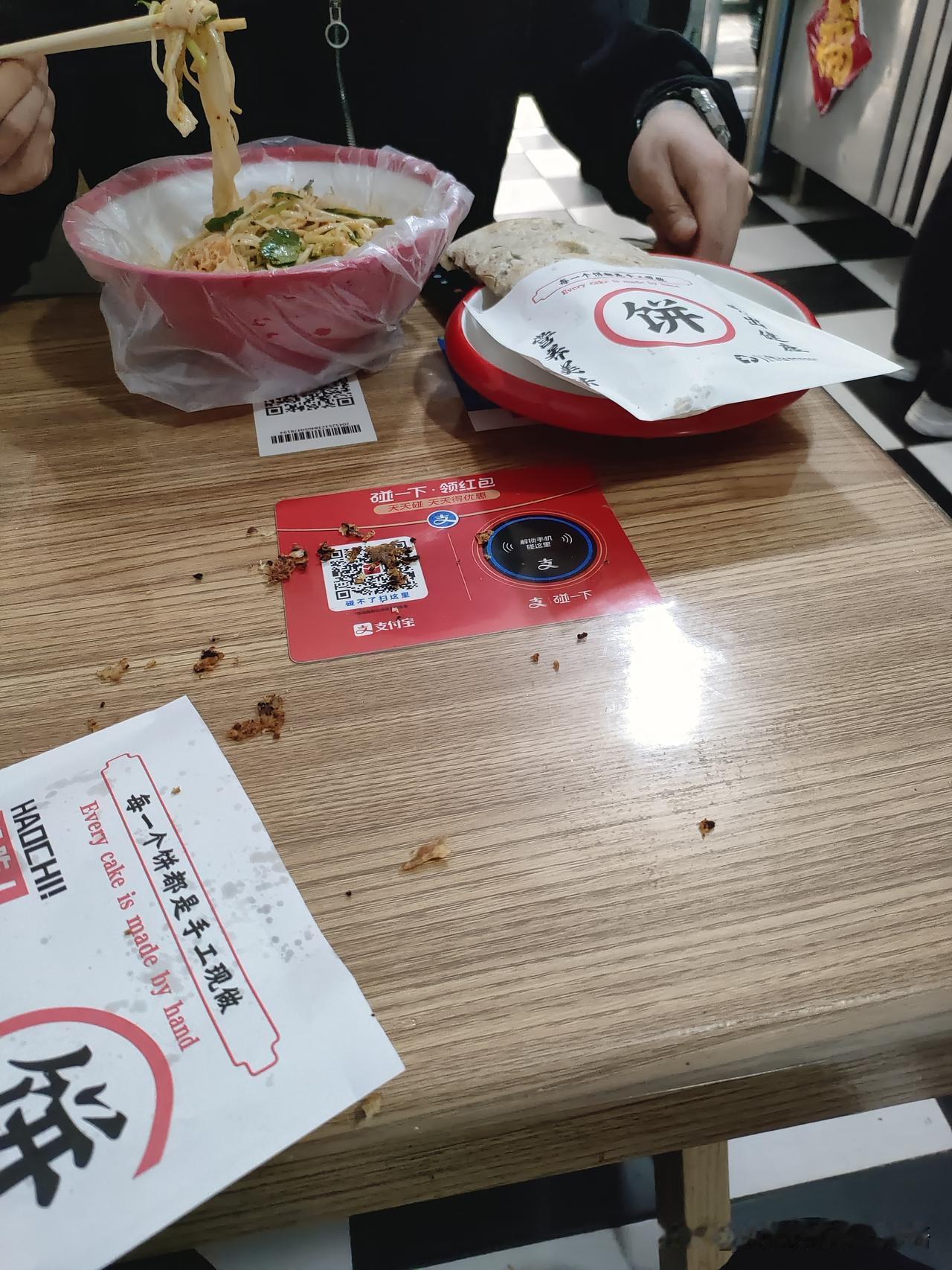 标题：16元吃撑，比昨天13元的饼还香！

今天上午去镶牙，下午麻药过劲，饿得前