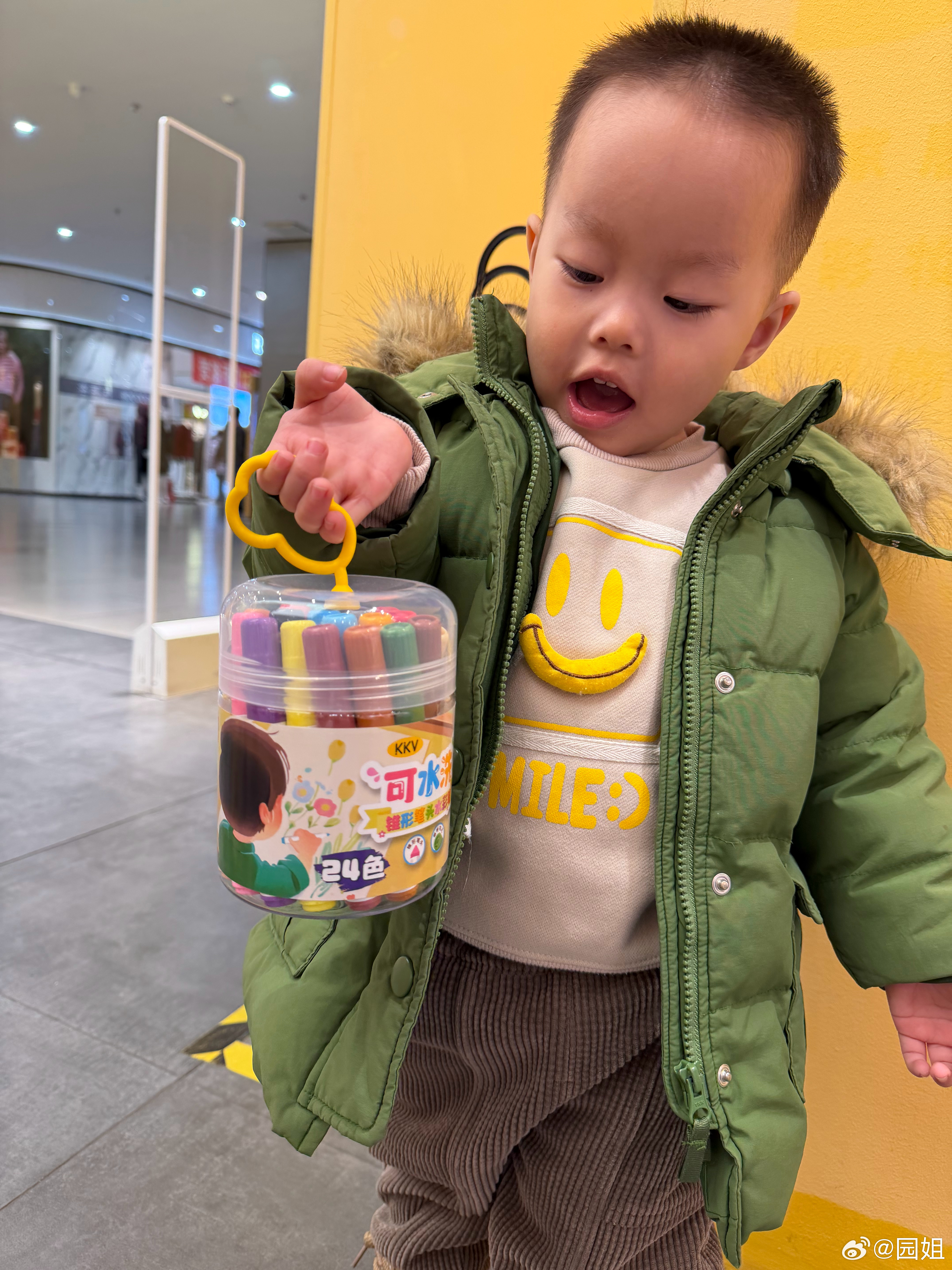 带二宝逛商场，拿着一桶画笔要买，可开心了，回去可以画画画了～ 