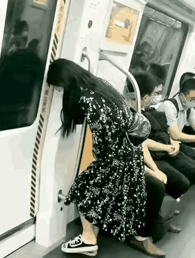 这姐妹这是怎么了？尿急还是肚子疼呢？