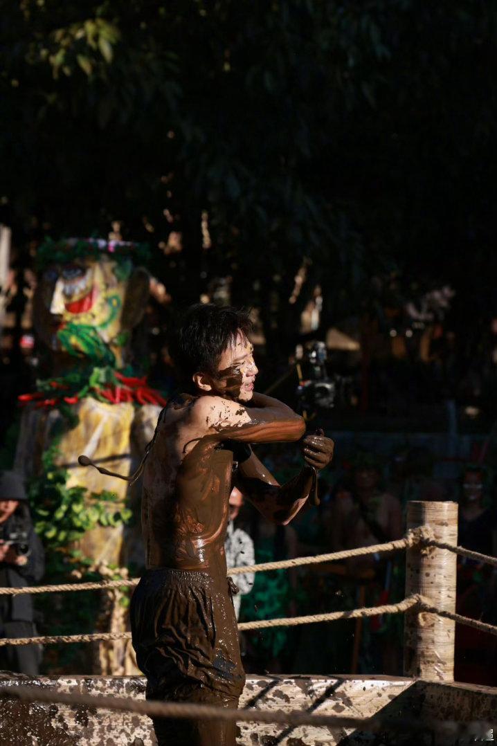 邓超现在洗澡离不开黑泥 五哈这期是认真的吗？邓超滚完泥潭直接换肤色了。建议节目组