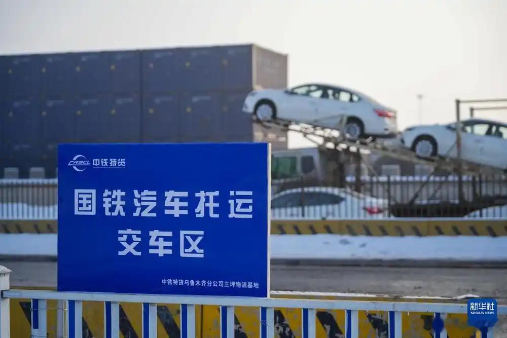 2026年铁路春运 【春运汽车坐着火车回家了 5000多辆私家车从新疆乘火车返乡