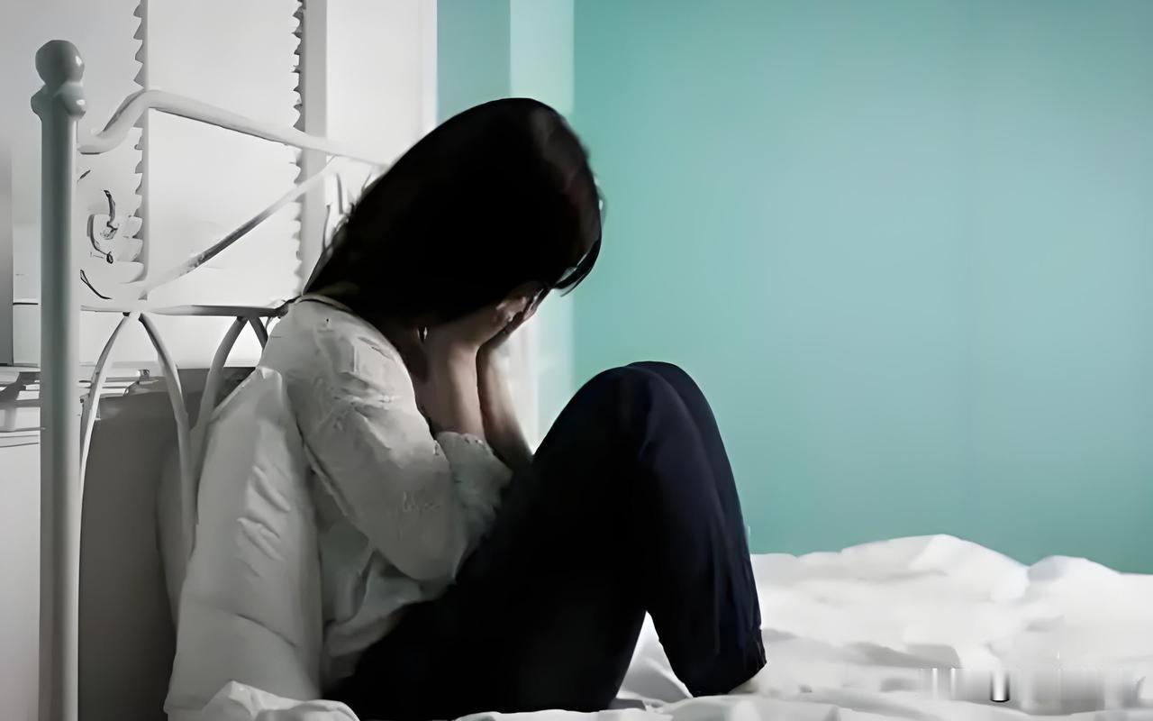 “色胆包天！”湖北咸宁，55岁男子生意不顺，迷信找处女转运，伙同酒吧老板娘将14