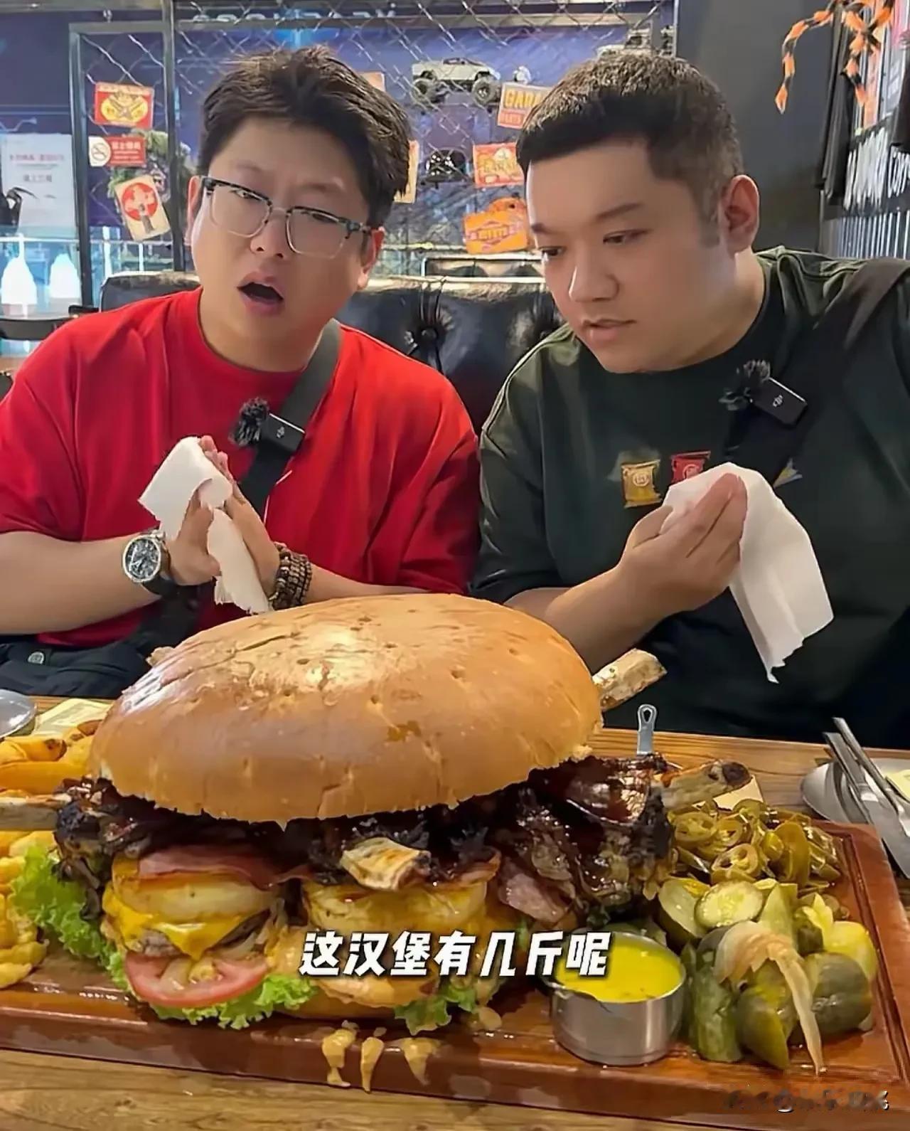 尤浩然花998吃了个汉堡，网友看完菜单都说：这是给镜头吃的

尤浩然请张艺文吃饭