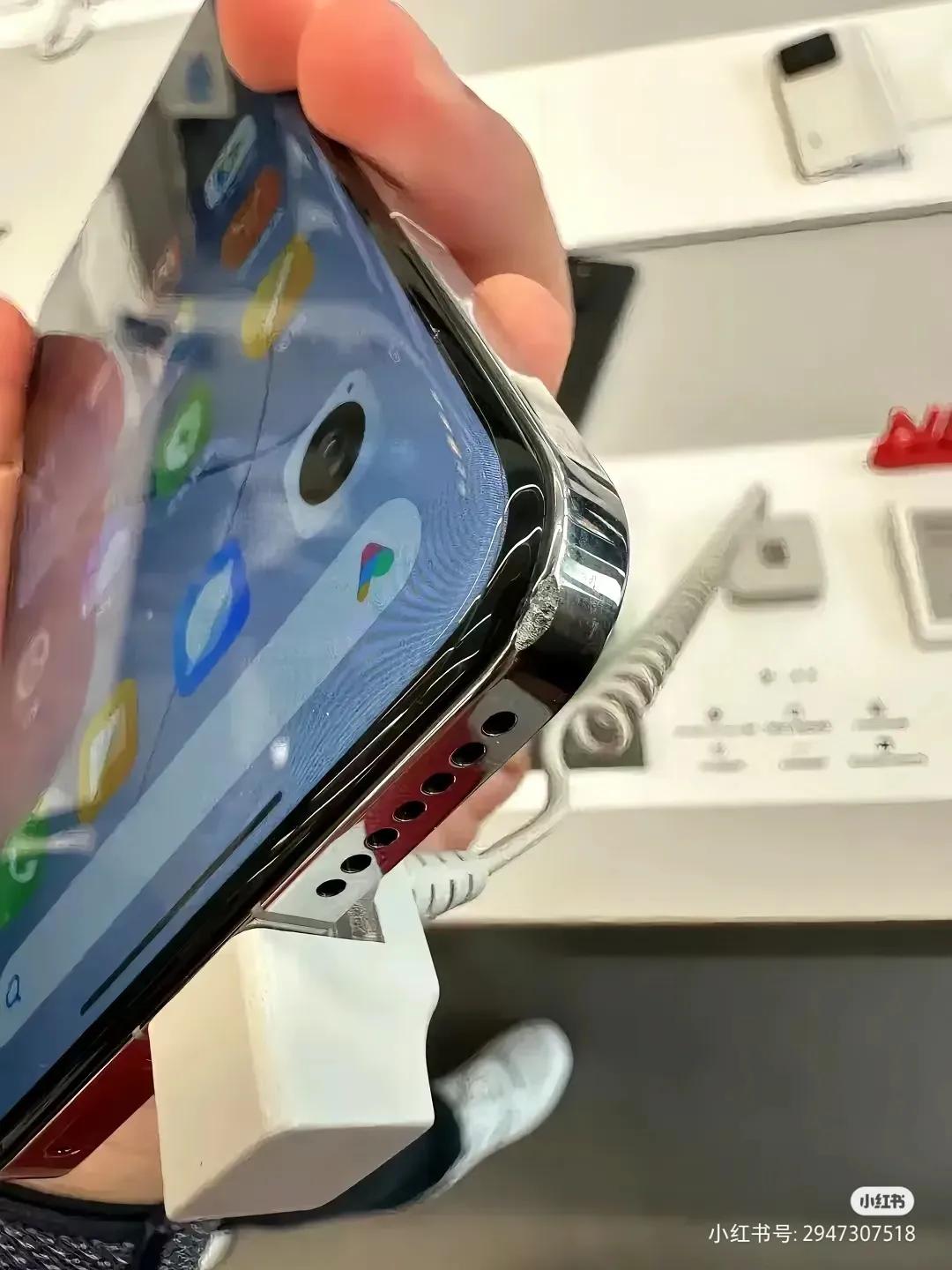 真TM逆天，小米14 Pro的龙晶玻璃狠狠打脸了吧，摔成这样还没事儿。

金属中