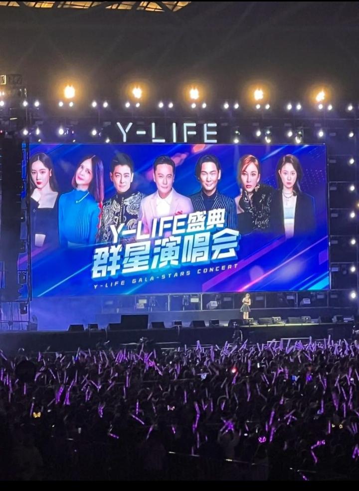 明星们的富裕与我无关！
    我这几十年来，从没有买票进过电影院，从没有看过付
