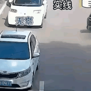 奔驰车硬是要加塞，明明两车之间的距离很小，但却硬是要往里面加。但是后车也不甘示弱