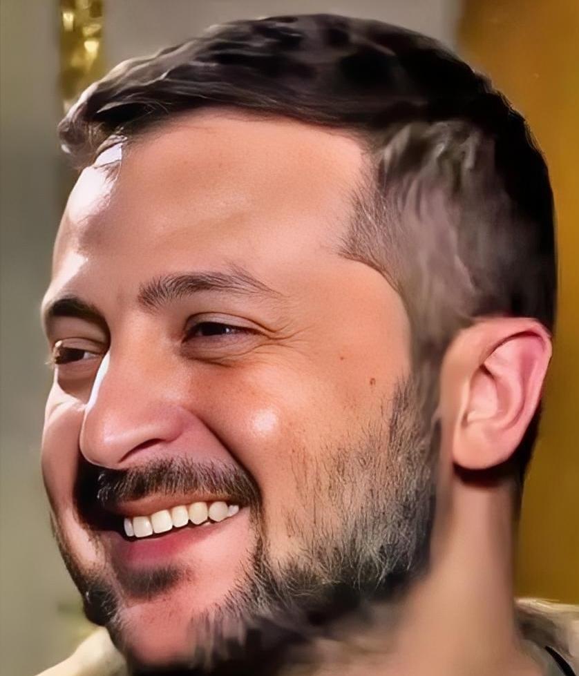 记者问泽连斯基你是特朗普儿子吗？ 他听后哈哈大笑，自嘲回应：“我可不是他最宠的那