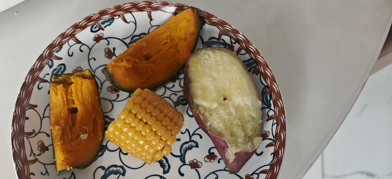 糖尿病人的午餐，主食杂粮，红薯、玉米、南瓜。热菜：鸡蛋西红柿，土豆白菜豆腐大烩菜