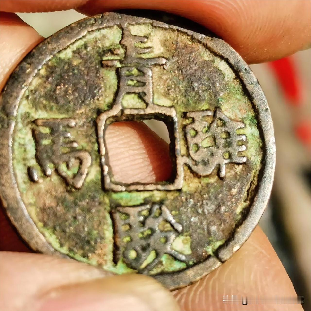 这是一枚名品青骓骏马马钱
也叫打马格钱、花钱
从正面看：文字青骓骏马四字应为对读