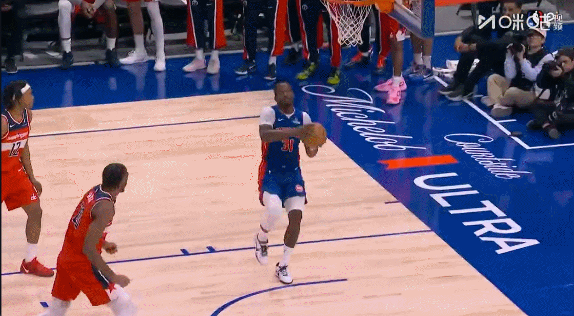 昨日十佳球，惠特摩尔逆天空中折叠暴扣，只能排第四。因为有三次绝杀排在前面！
昨天