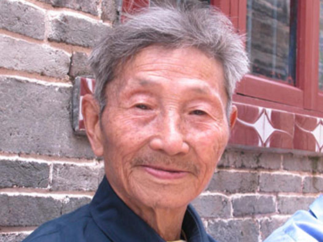 1979年，一位老人为了证明自己是老红军，不顾危险在北京拦下一辆军官的车，眼看大