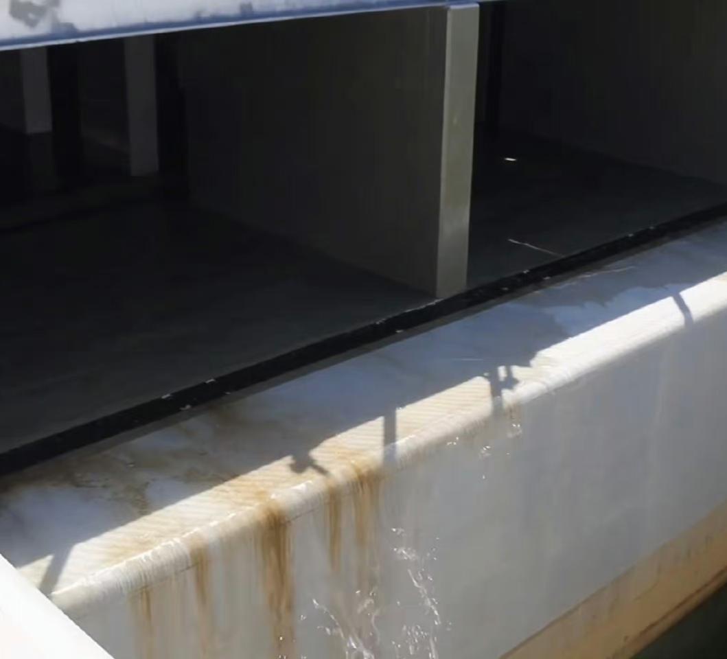 日本挺老实的，
还公布了第一次排污水的画面，
但是这画面忽悠谁呢，
那黄黄的印记