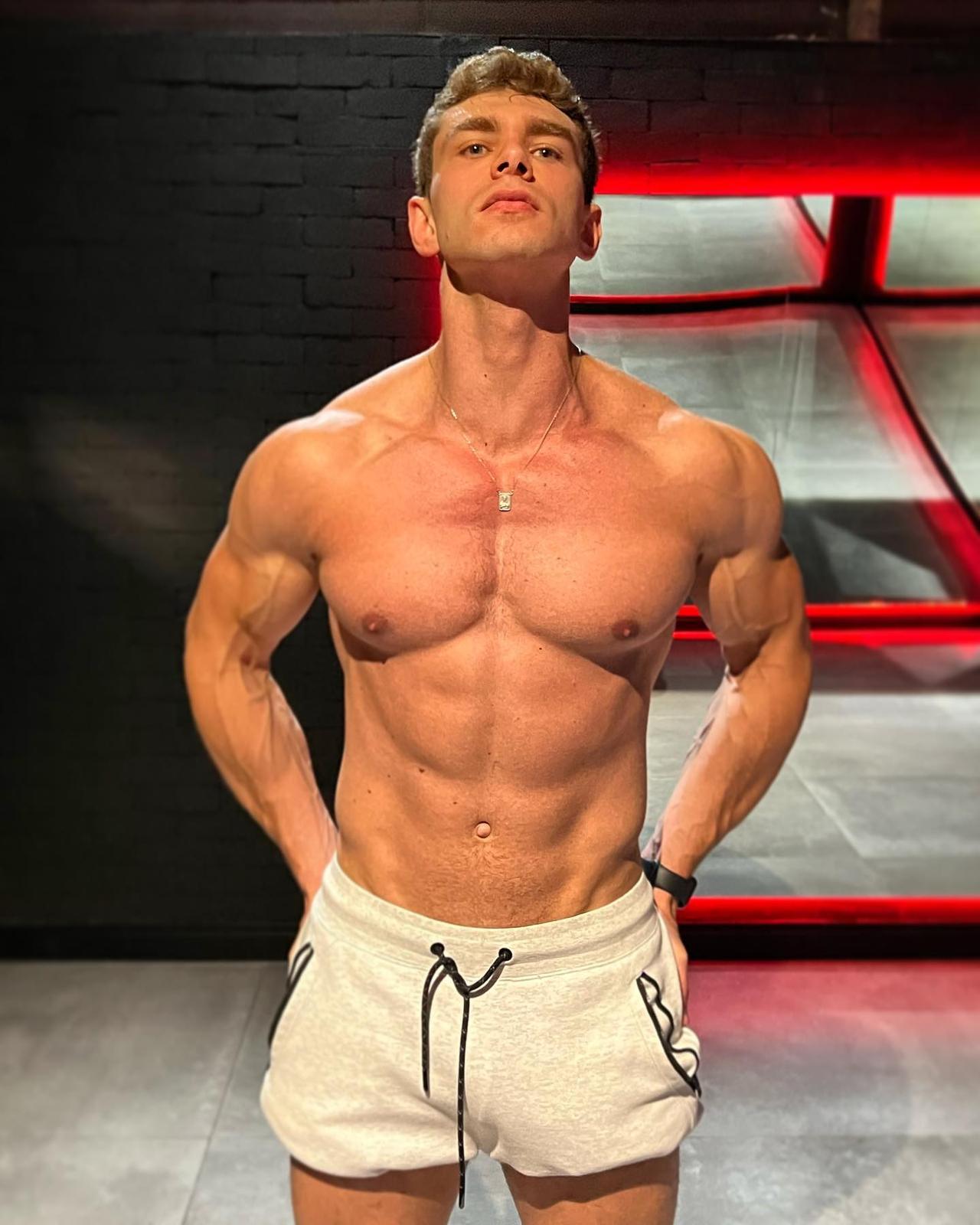 巴西时尚男模 Caian Maroni 在巴西圣保罗的圣卡米罗中央大学毕业，专业