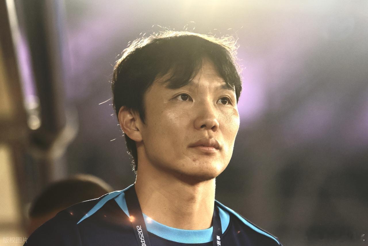 武汉三镇已有六轮不胜，前四轮可以理解，遇到的球队实力都很强。但是，近两轮球迷很不
