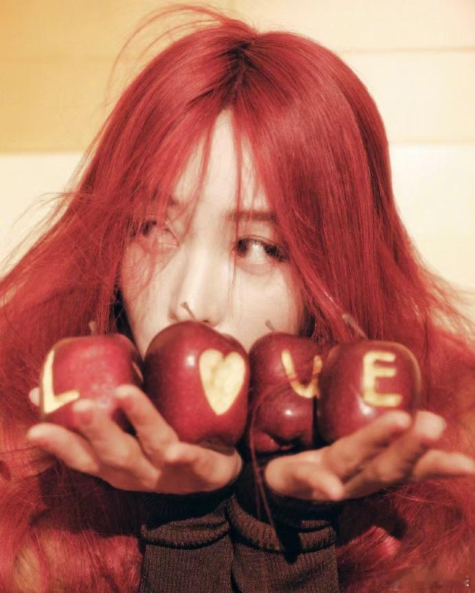 张天爱红发天使 张天爱红发天使，张天爱红发大片送达，热烈明媚的天使，一整个被美到