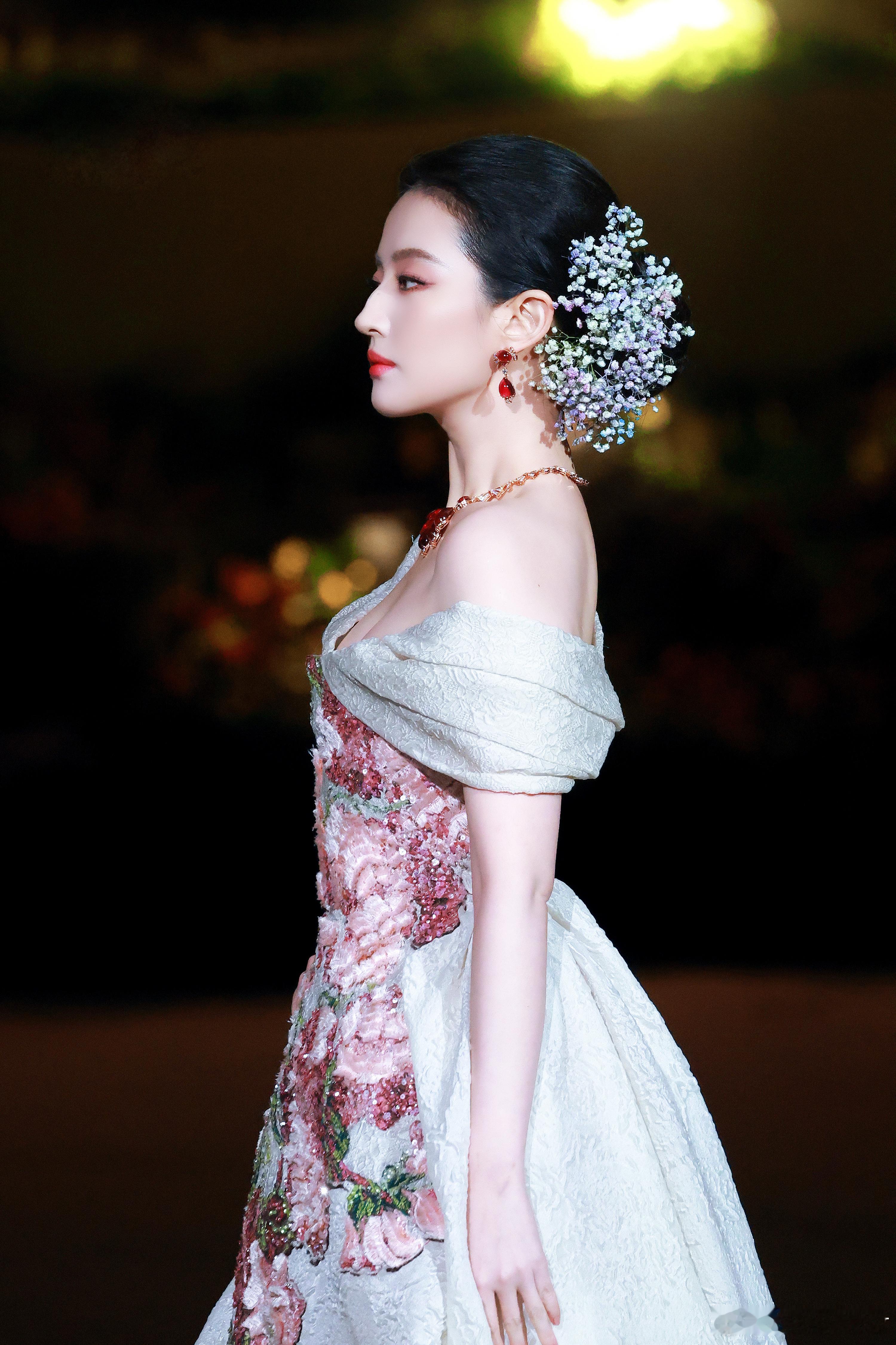 刘亦菲[超话]  刘亦菲VOGUE盛典活动第三组美图刘亦菲 ​​​