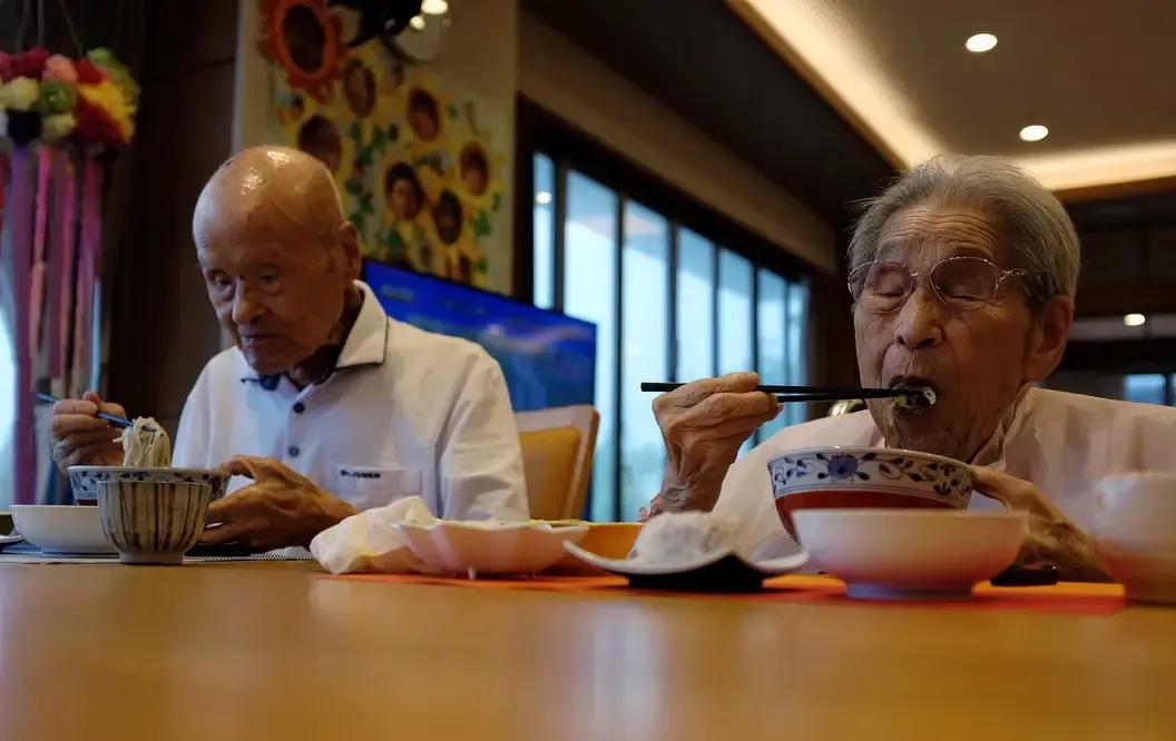 好样的，甘肃售票员[赞]

一个七十来岁的日本老人，在甘肃某景区售票窗口，掏出护