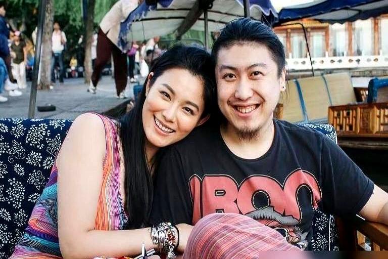 退圈10年，曾是顶级超模的于娜，再露面竟胖到230斤。
她靠着药物对抗焦虑，身体