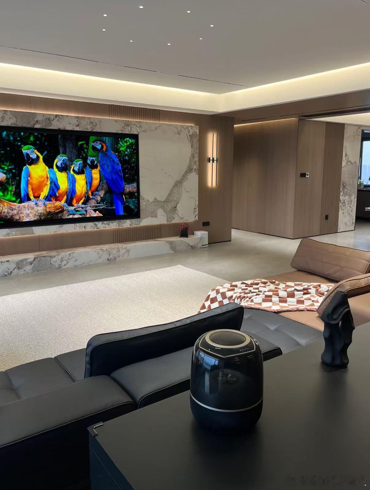 为什么越贵的电视黑色越纯 有句我们常说的话：一分价钱一分货！电视也是同理呀～越贵