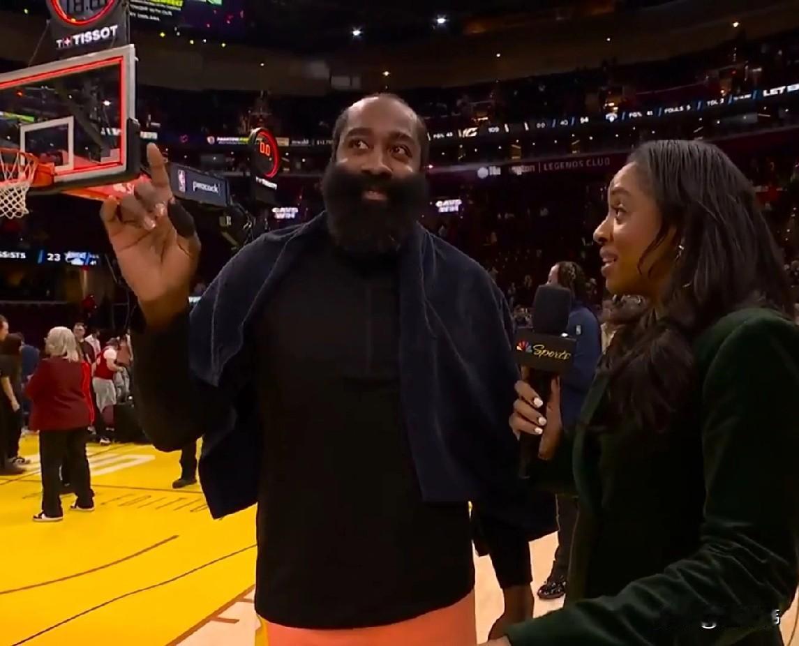 无私！哈登谈米切尔：

“米切尔有绝对的能力。”

“同时他又非常无私。”

“