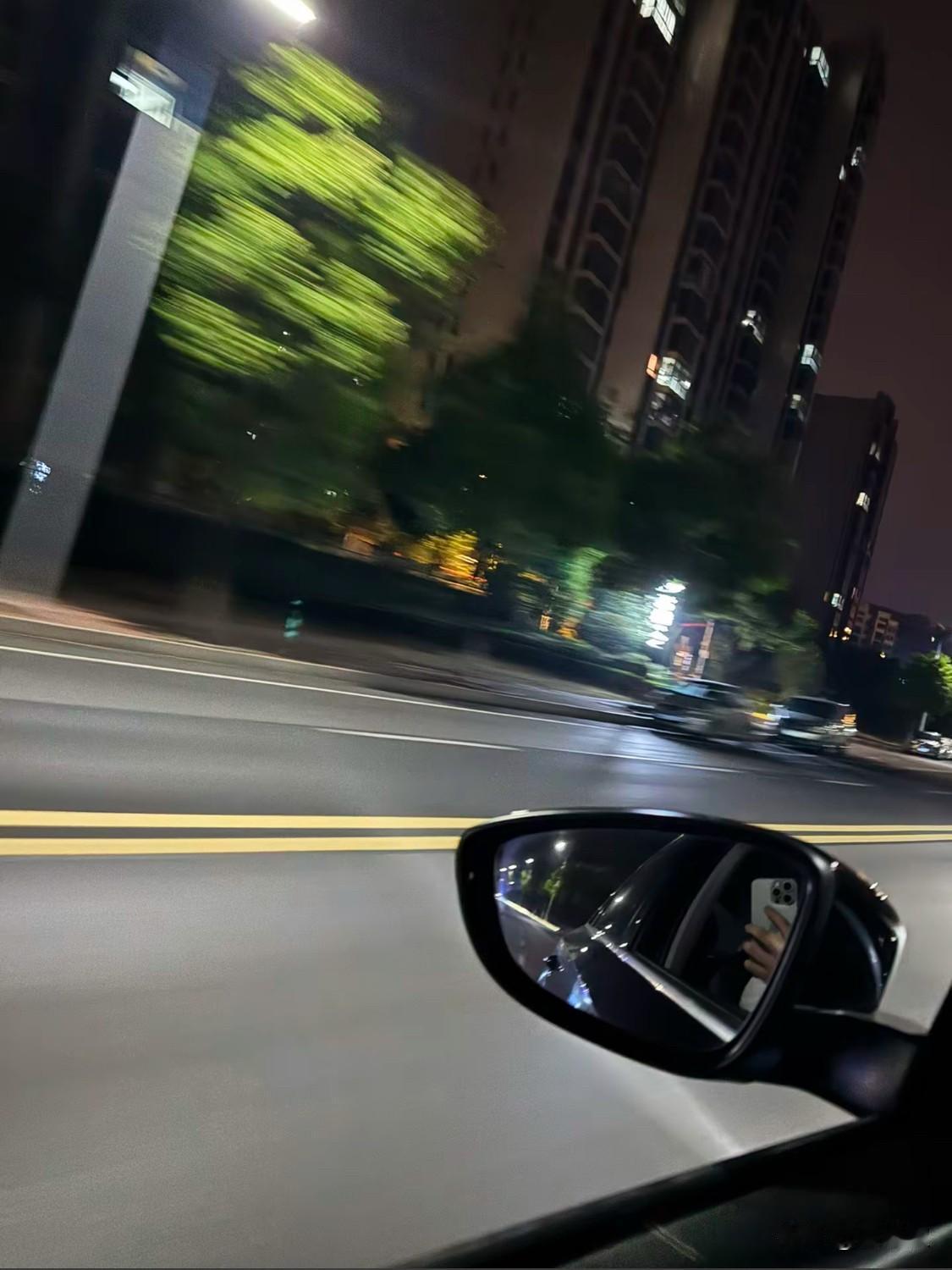 如果你现在月薪能拿4000，而且还有五险一金的话，我劝你这两年真的不要辞职，真的