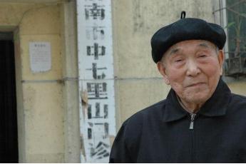 1937年，山东一个老太把一个晕倒的日本鬼子拖回了家，人刚放下，老太太就对儿媳妇