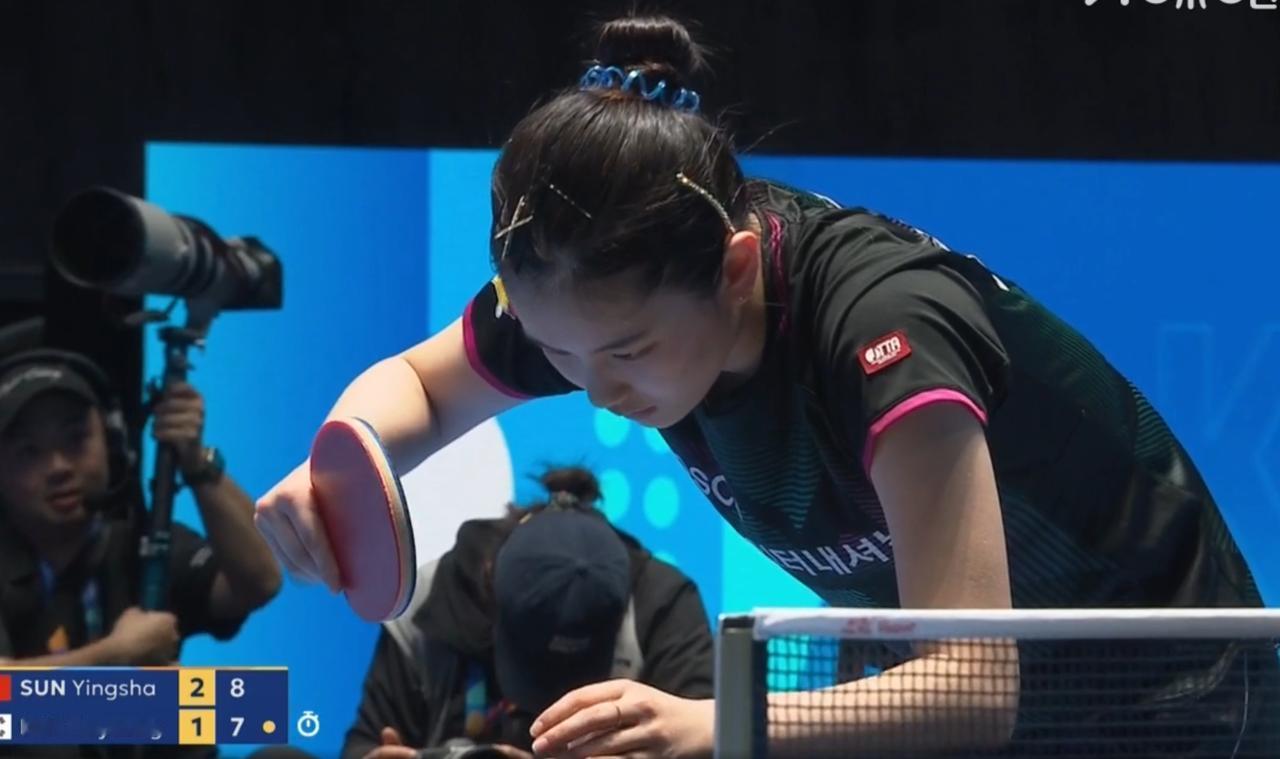 孙颖莎很有礼貌，她打了一个擦网球！
她的粉丝欢呼，
孙颖莎立马摆摆手，
意思是：